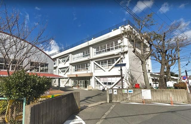 近くの横須賀市立大津小学校まで1,307m（徒歩17分）