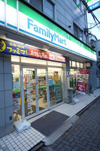 近くのコンビニまで747m（徒歩10分）