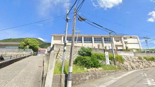 近くの呉市立川尻小学校まで950m(徒歩12分)