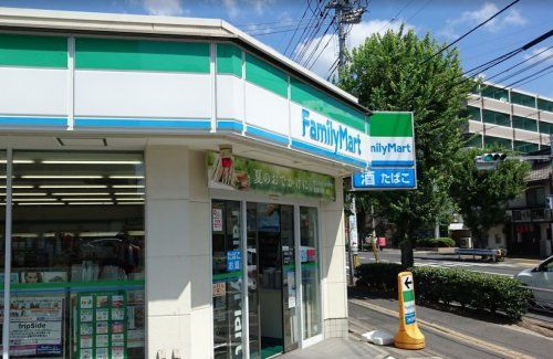 近くのファミリーマート伊福四丁目店まで763m(徒歩10分)