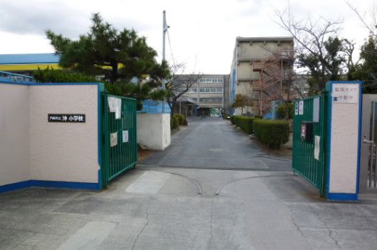 近くの門真市立沖小学校まで215m（徒歩3分）