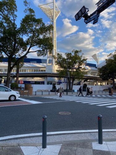 近くの横浜スタジアムまで758m（徒歩10分）