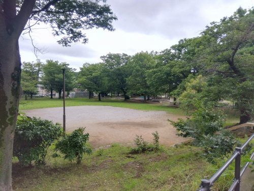 近くの本町公園まで471m（徒歩6分）