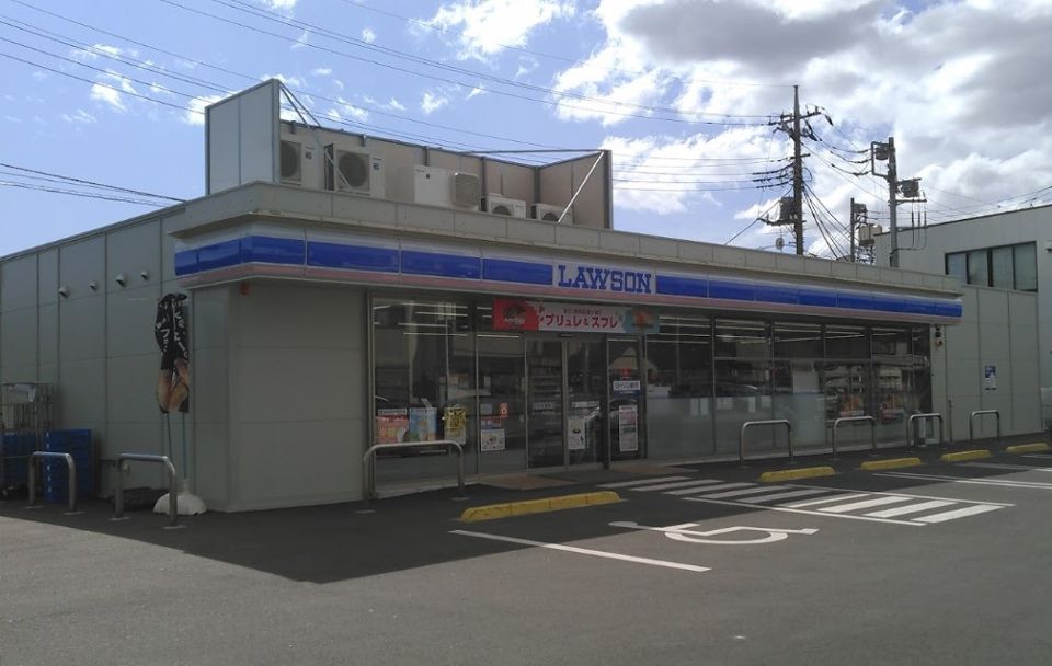 近くのコンビニまで302m（徒歩4分）