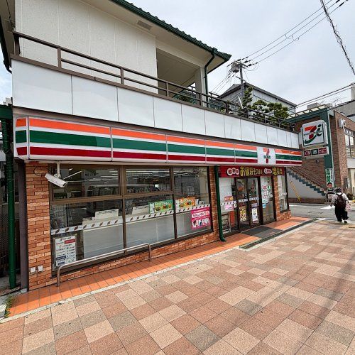 近くのセブンイレブン 神戸新在家駅前店まで277m（徒歩4分）