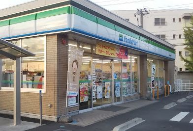 近くのコンビニまで317m（徒歩4分）