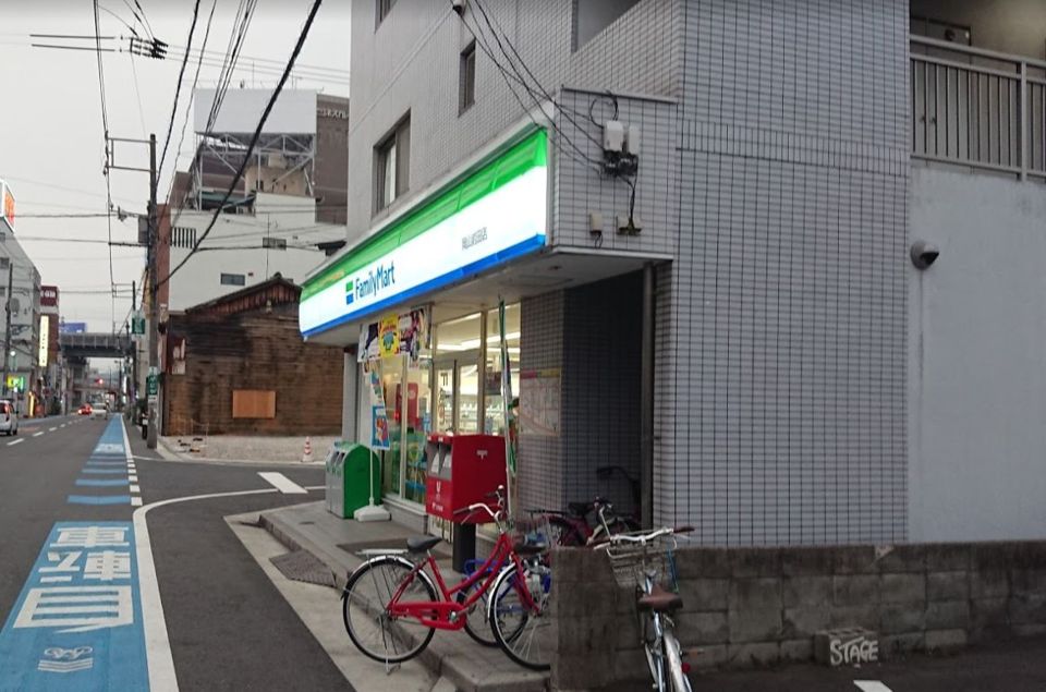 近くのファミリーマート岡山岩田店まで108m（徒歩2分）