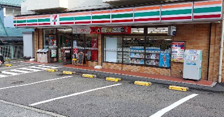 近くのコンビニまで885m（徒歩12分）