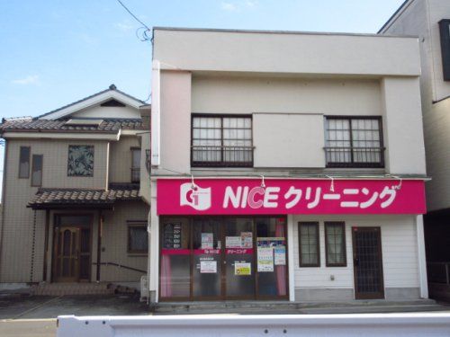 近くのNICEクリーニングまで215m（徒歩3分）