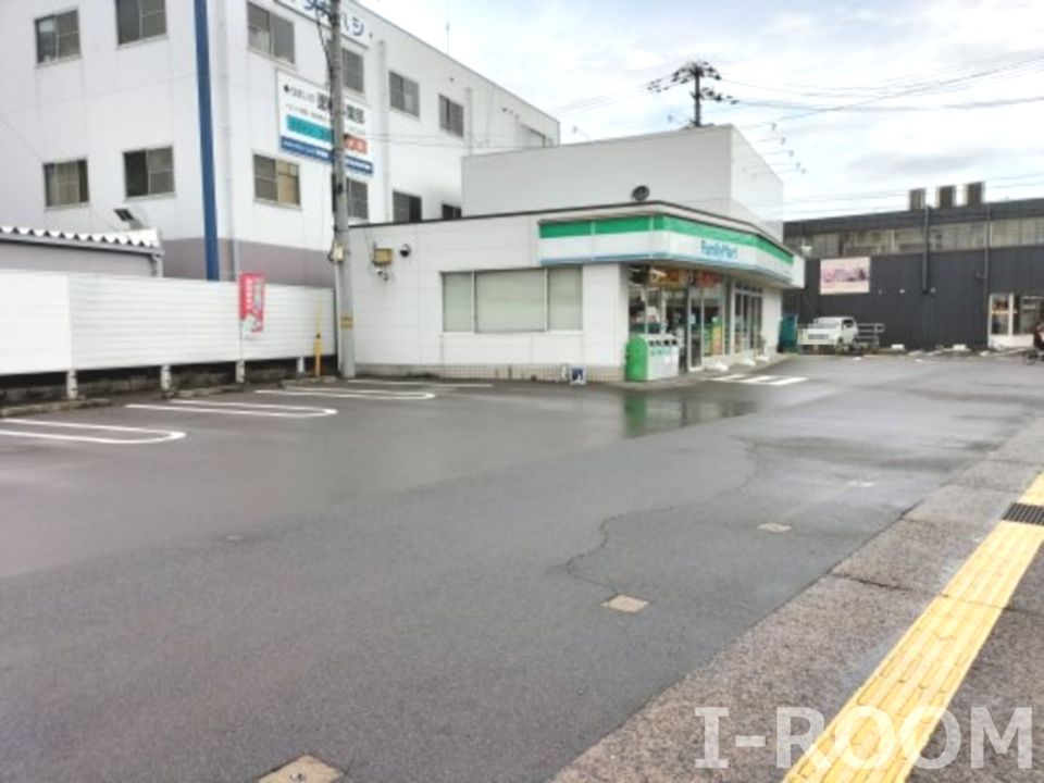 近くのコンビニまで1,039m（徒歩13分）