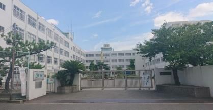 近くの寝屋川市立第六中学校まで1,195m（徒歩15分）