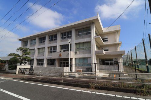 近くの横須賀市立池上中学校まで1,276m(徒歩16分)