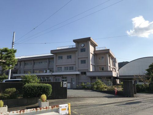 近くの横須賀市立城北小学校まで714m(徒歩9分)