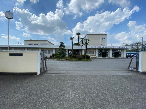 近くの伊勢崎市立第三中学校まで1,323m（徒歩17分）