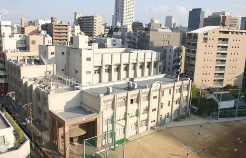 近くの大阪市立西天満小学校まで565m（徒歩8分）