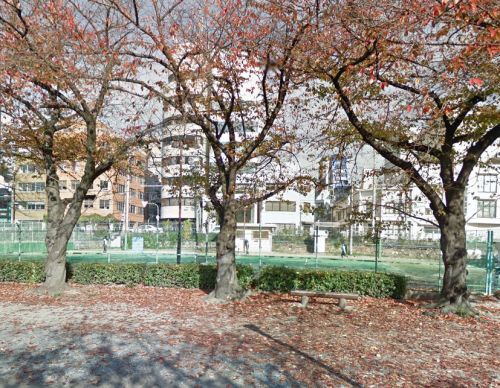 近くの南天満庭球場まで464m（徒歩6分）