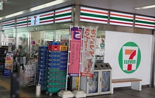 近くのコンビニまで428m（徒歩6分）