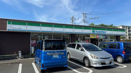 近くのファミリーマート 東大和上北台店まで929m（徒歩12分）