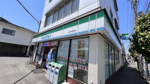 近くのファミリーマートまで908m(徒歩12分)