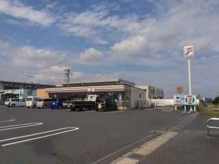 近くのコンビニまで636m（徒歩8分）