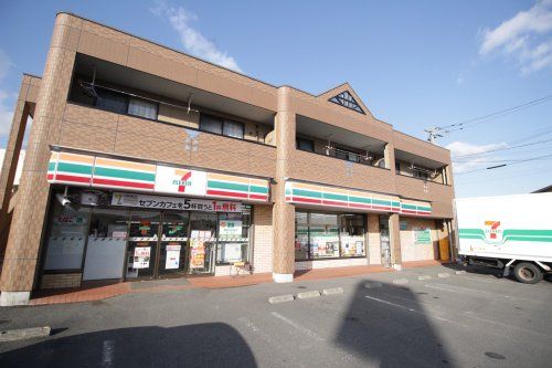 近くのコンビニまで423m（徒歩6分）