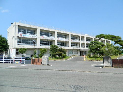 近くの南相馬市立鹿島中学校まで848m（徒歩11分）