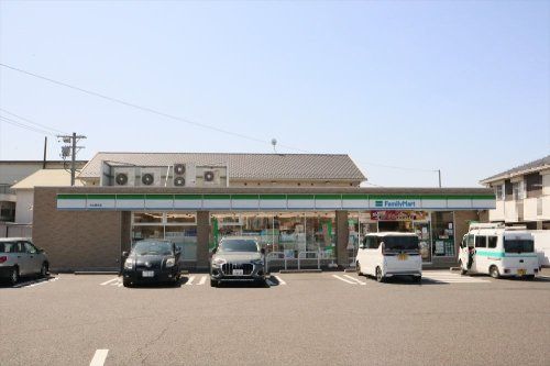 近くのファミリーマート 犬山清水店まで702m（徒歩9分）