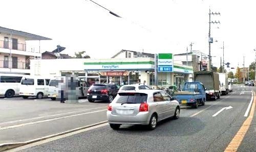 近くのファミリーマート堰三丁目店まで486m（徒歩7分）