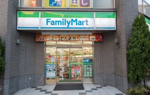 近くのコンビニまで563m（徒歩8分）