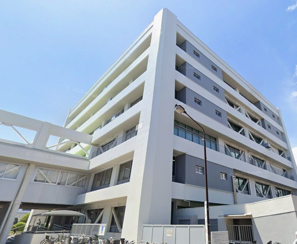 近くのファミリーマート 豊中市役所/S店まで438m（徒歩6分）