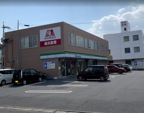 近くのコンビニまで583m（徒歩8分）