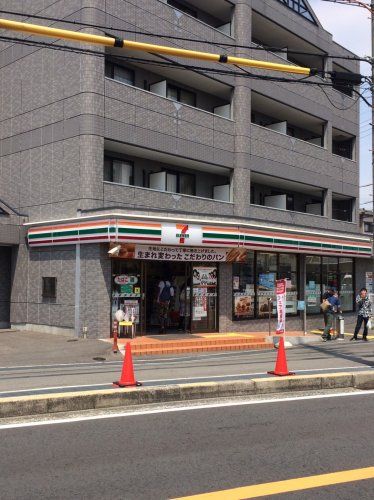 近くのセブン-イレブン 門真運転免許試験場前店まで502m(徒歩7分)