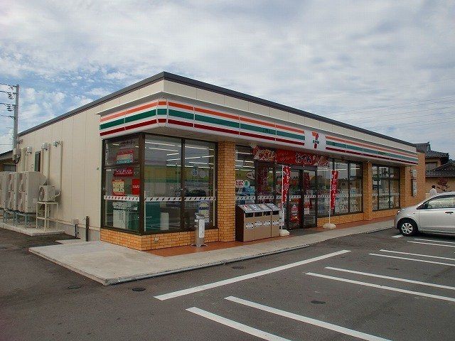 近くのセブンイレブン 高岡戸出狼店まで970m（徒歩13分）