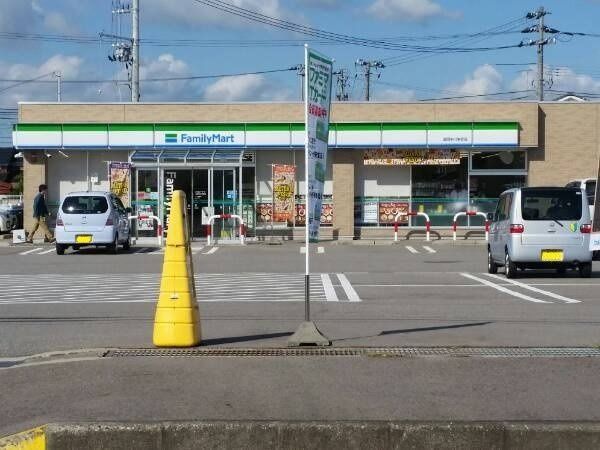 近くのコンビニまで566m（徒歩8分）