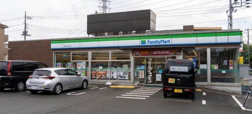 近くのファミリーマート 滝山中央通り店まで640m（徒歩8分）