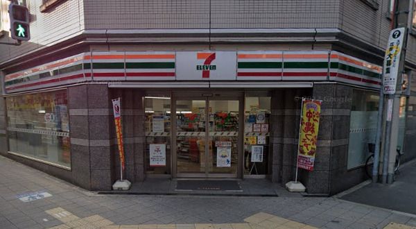 近くのコンビニまで406m（徒歩6分）