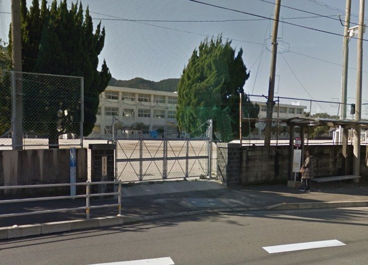 近くの雲仙市立千々石第一小学校まで262m(徒歩4分)