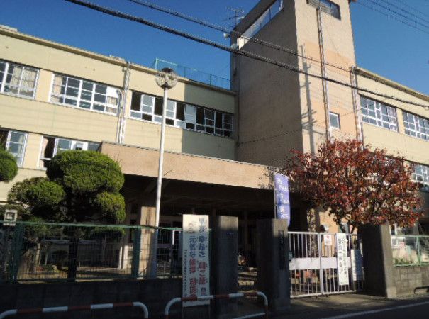 近くの中学校まで494m（徒歩7分）