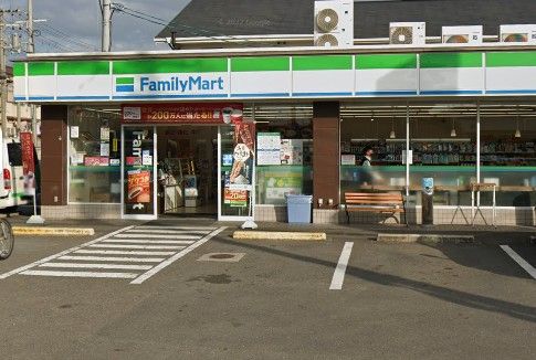 近くのコンビニまで308m（徒歩4分）