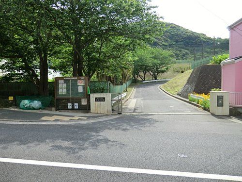 近くの横須賀市立野比中学校まで851m（徒歩11分）