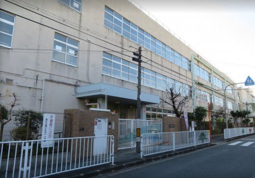 近くの東大阪市立高井田東小学校まで617m（徒歩8分）