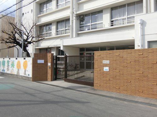 近くの大阪市立清水小学校まで156m（徒歩2分）