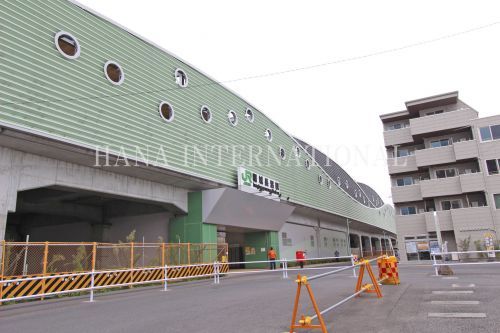 近くの稲城長沼駅まで990m（徒歩13分）