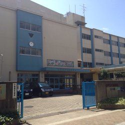 近くの神戸市立明親小学校まで484m(徒歩7分)
