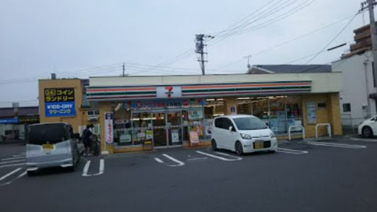 近くのコンビニまで178m（徒歩3分）