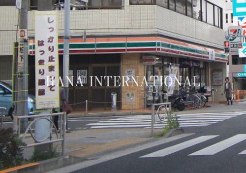 近くのコンビニまで421m（徒歩6分）