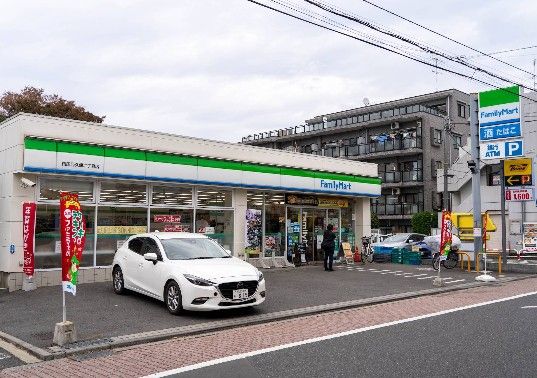 近くのファミリーマート 内田西久保二丁目店まで332m(徒歩5分)