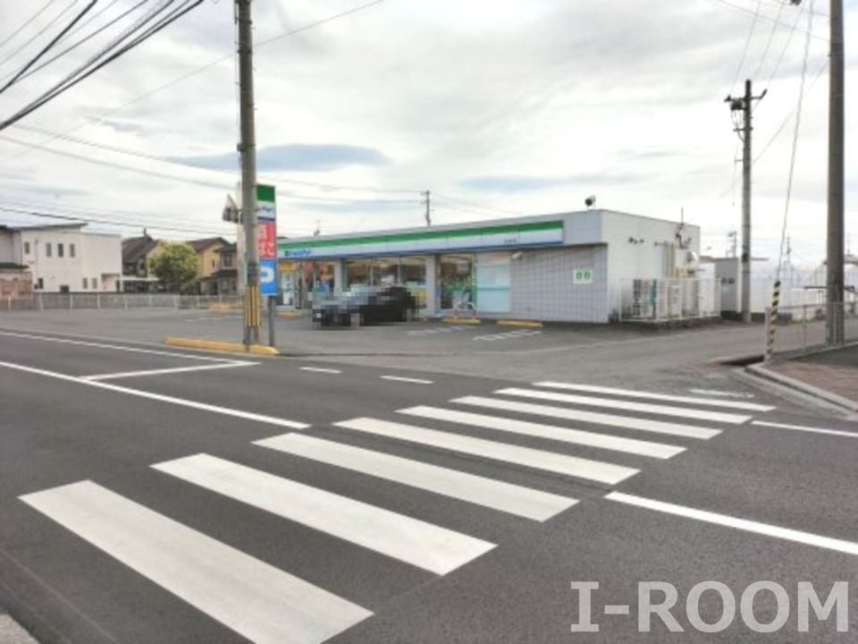 近くのコンビニまで877m（徒歩11分）