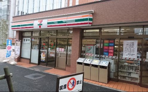 近くのコンビニまで577m（徒歩8分）