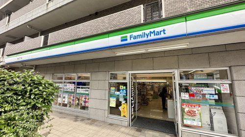 近くのファミリーマート 是政五丁目店まで418m(徒歩6分)